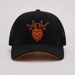 Boné oficial Beer School Festival 2026. Modelo preto de tamanho único, com painel traseiro em tela, ajuste regulável e aplicação frontal do emblema Beer School. Os detalhes em laranja levam a identidade do Festival 2026 para uma peça resistente, leve e pronta para acompanhar cada brinde. Produzido em edição oficial para a comunidade Beer School.Boné Beer School